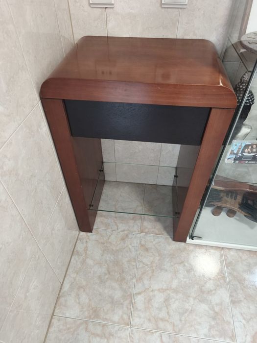 Dois móveis de entrada em cerejeira.