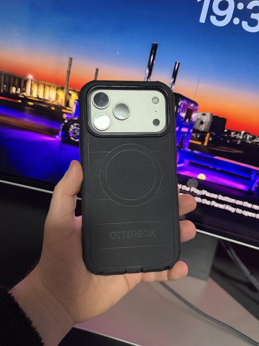 Чехол Otterbox 17 pro max