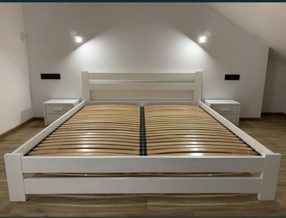 Ліжко з масиву дерева