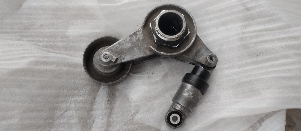 Натяжитель кивачка кронштейн BMW E38, E39 2.5 TDS M51 Opel Omega b M51