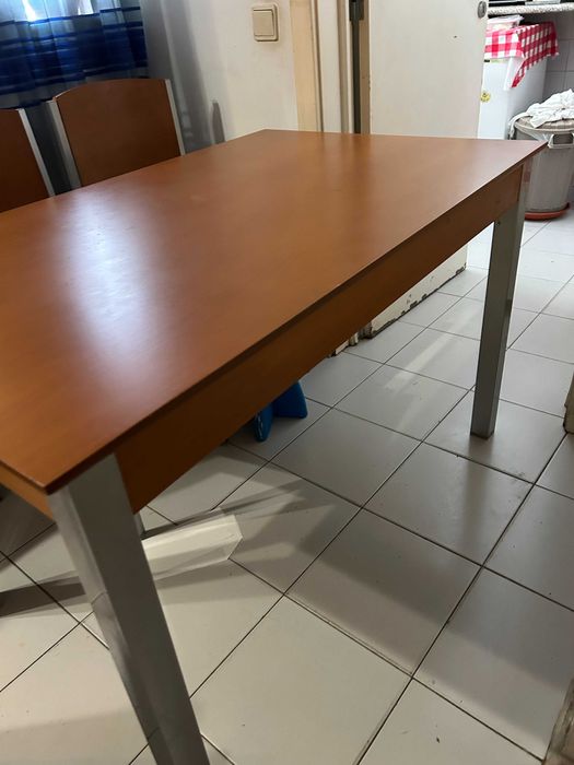Mesa de Jantar castanha e cinzenta com 4 cadeiras