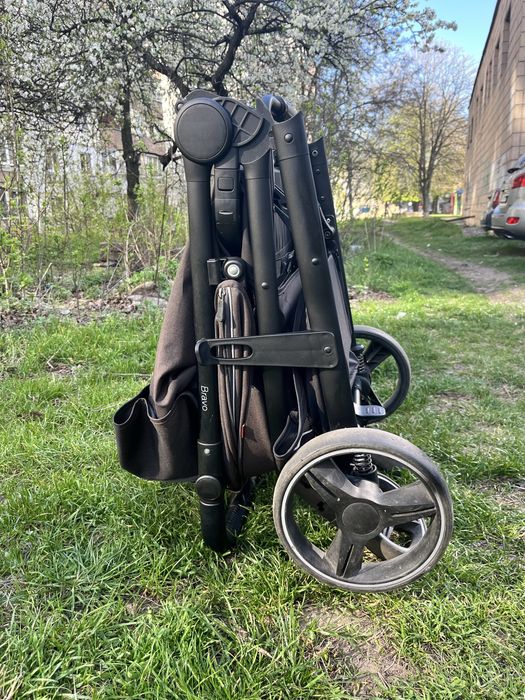 Прогулочна коляска