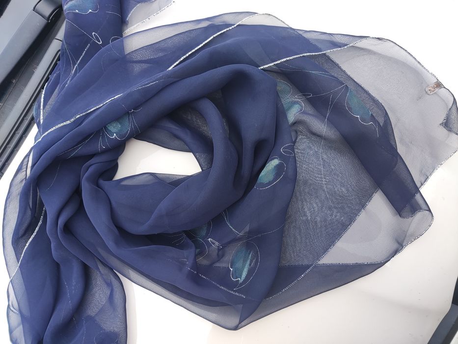 Duża elegancka chustka apaszka z kwiatkiem