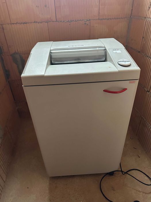 Niszczarka o pojemności 140 litrów niszczy za jednym razem 30 kartek marki IDEAL model 3103 format dokumentów A3 po serwisie generalnym