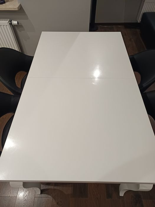 Stol lakierowany bialy