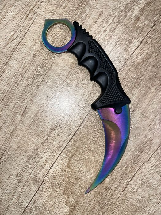 Niebiesko-różowy karambit