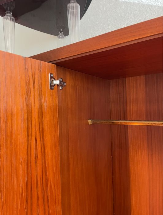 Roupeiro dinamarquês vintage restaurado