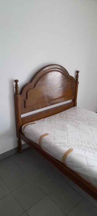 Cama de casal com colchão e estrado