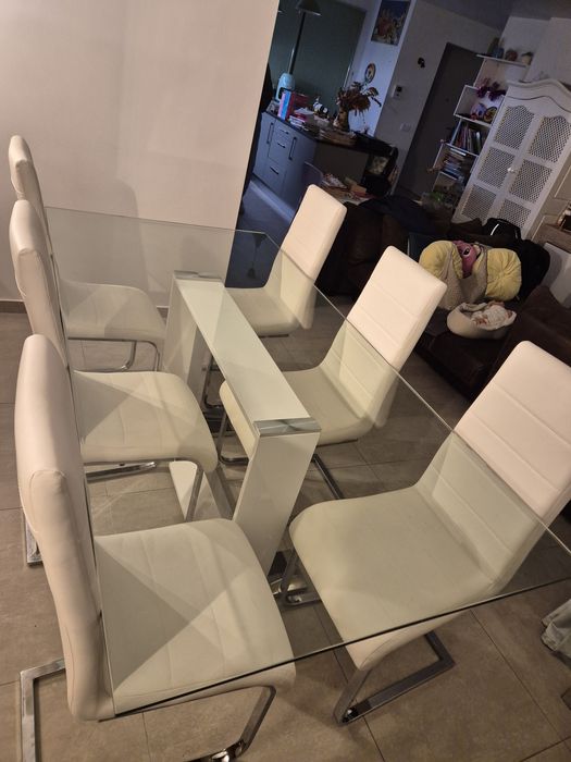 Mesa de jantar em vidro com 6 cadeiras