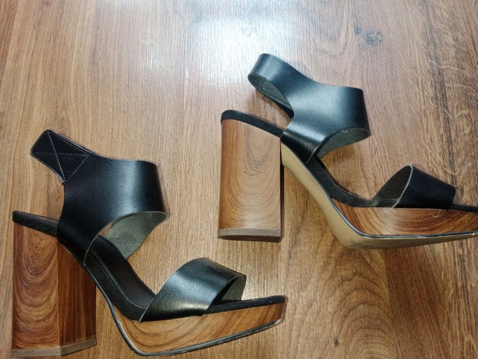 Sandały na koturnie