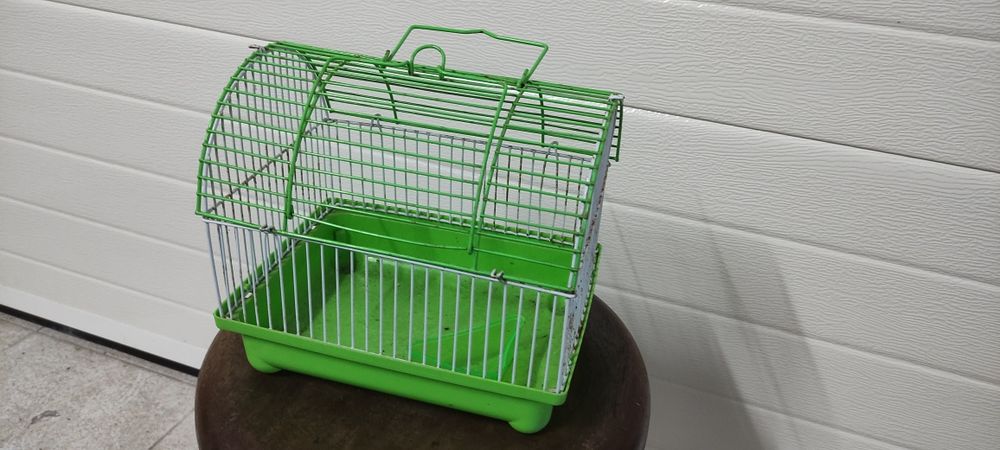 Pequena gaiola com acessórios