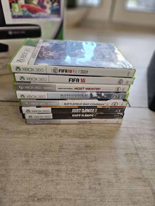 Konsola XBOX 360 + Kinect + 4 pady