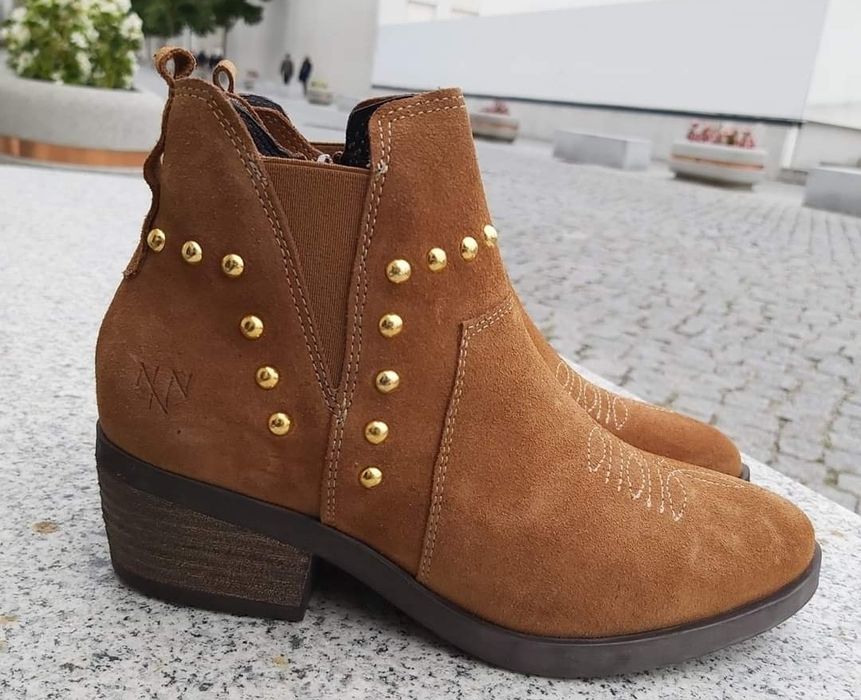 Botas em pele novas