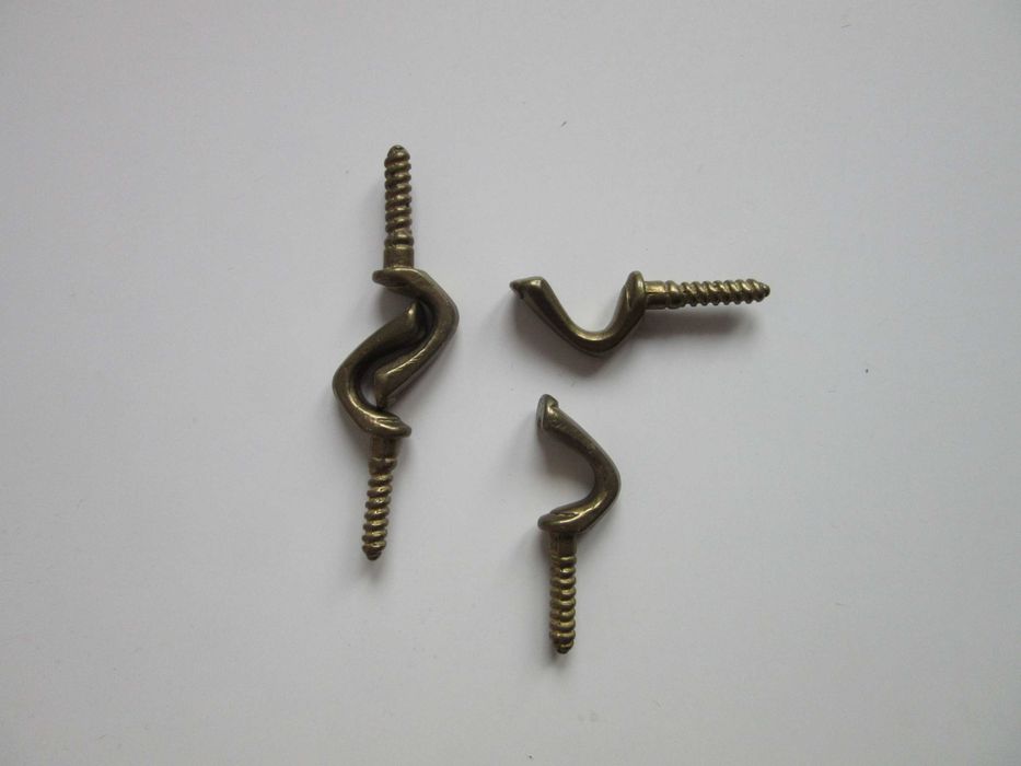 4 haczyki z szyldami .