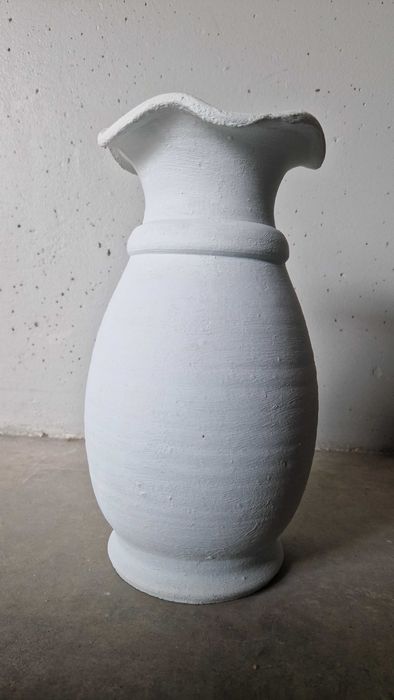 Jarra branca de cerâmica