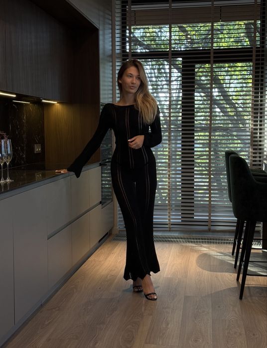 Чорна сукня одягала один раз на фотосесію