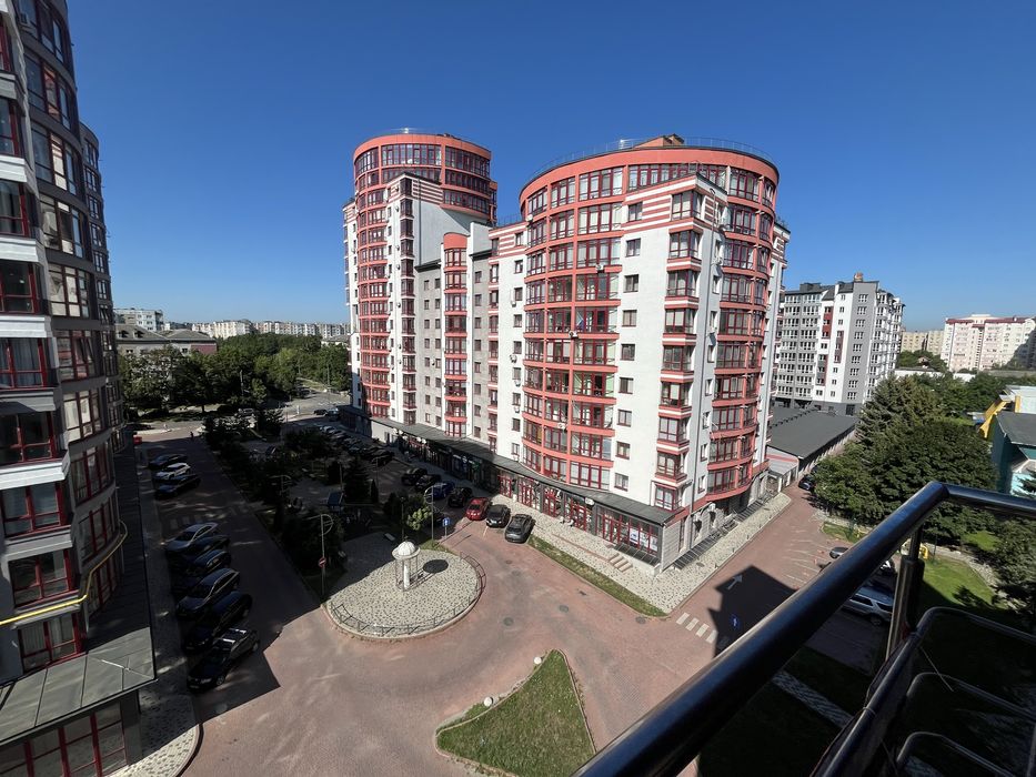 Продається квартира з великою кухнею 30м.,в ЖК закритого типу, з ремонтом,частково меблі.