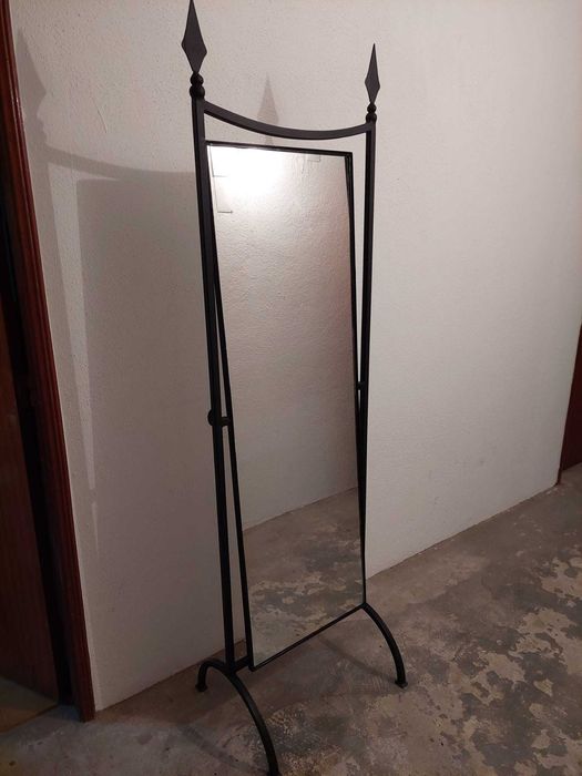 Espelho Grande de Pé em Ferro de Dupla Face