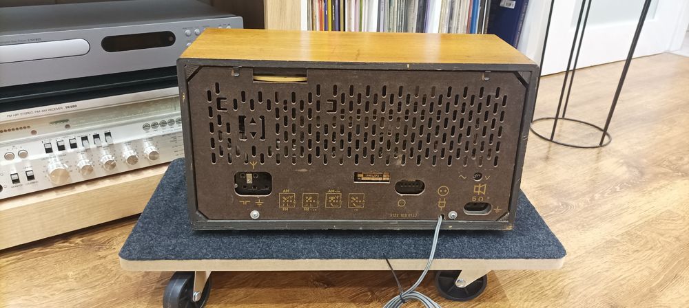 Piękne radio lampowe Philips B3X42A
