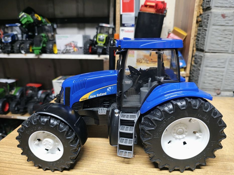 Bruder traktor new holland