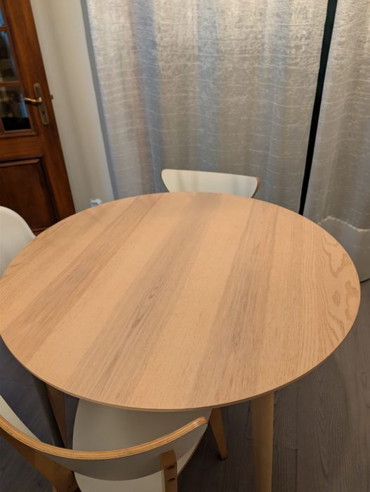 Mesa Madeira IKEA com duas cadeiras