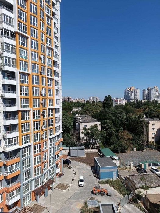Простора квартира в новобудові біля парка Перемоги