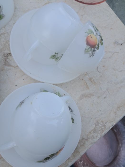 Quatro chavenas de café  com pires