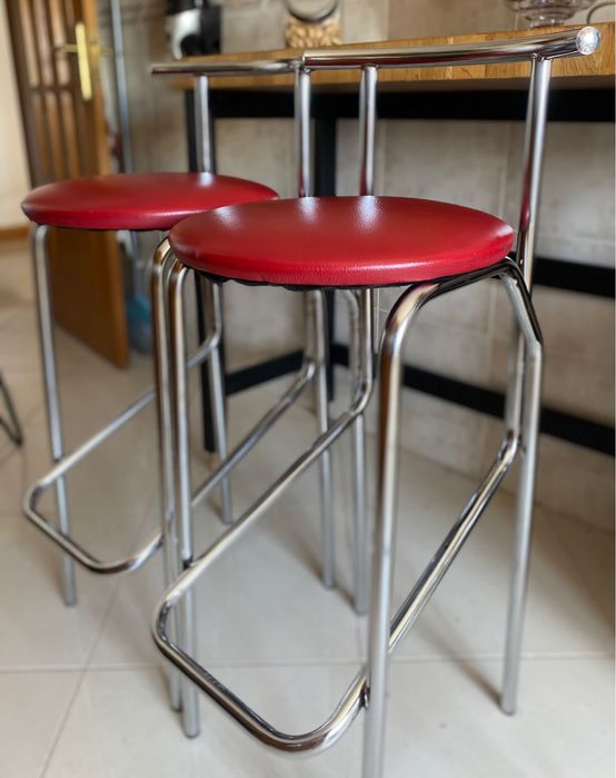 Bancos altos assentos em pele