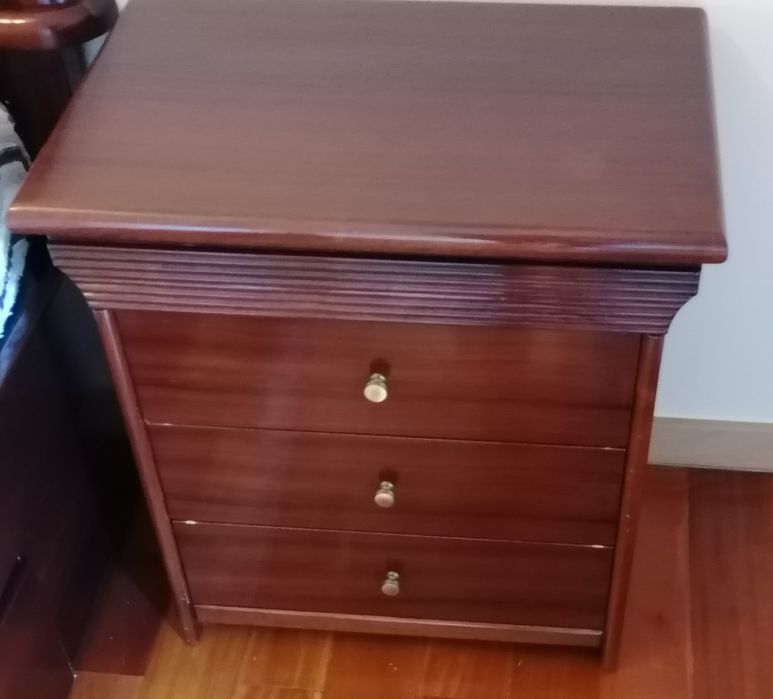 Mobilia de quarto =Cama completa + 2 mesinhas cabeceiras