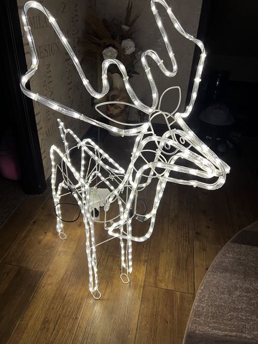 Світлодіодний олень з гірляндами