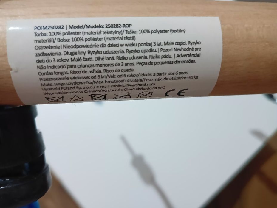 Drewniana huśtawka z poziomym drążkiem