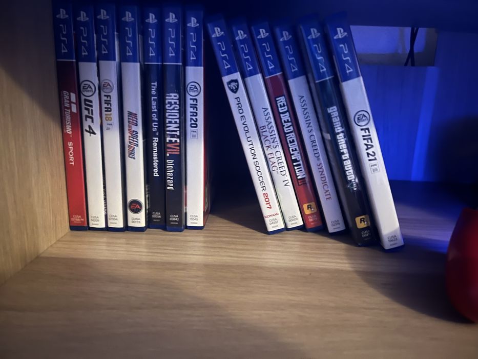 PlayStation 4 pro 1TB (3 comandos/13 jogos)