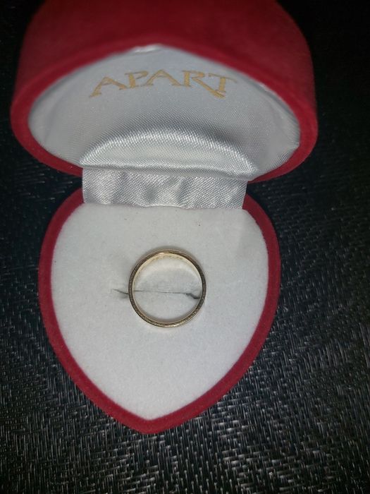 Obrączka z diamentami apart