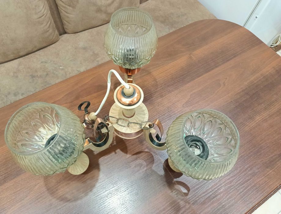 Люстра на три плафона