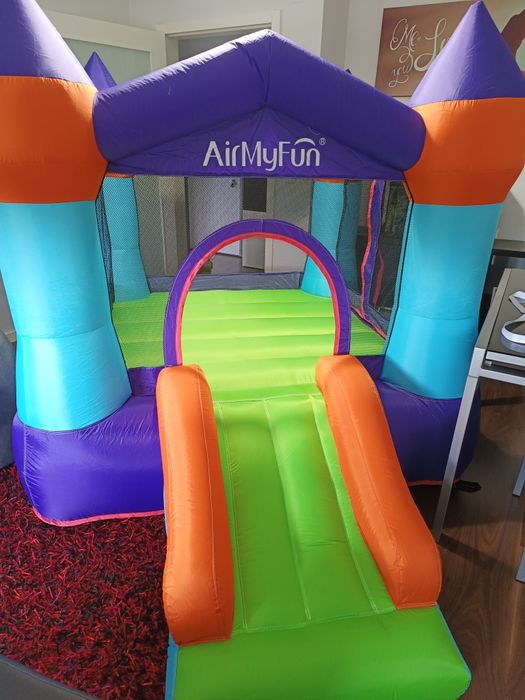 Aluguer Insuflável castelo, palhaço, mascote Panda