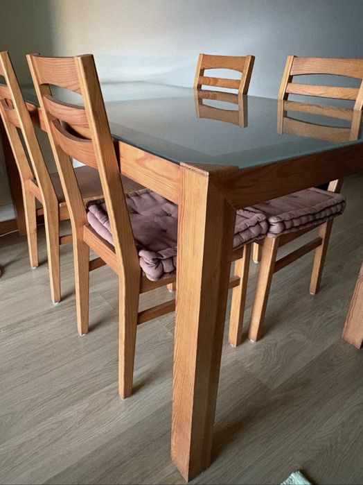 Mesa e cadeiras