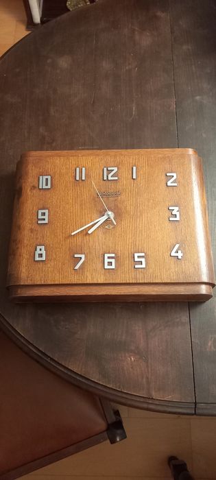 Relógio de parede anos 60. Caixa em madeira.