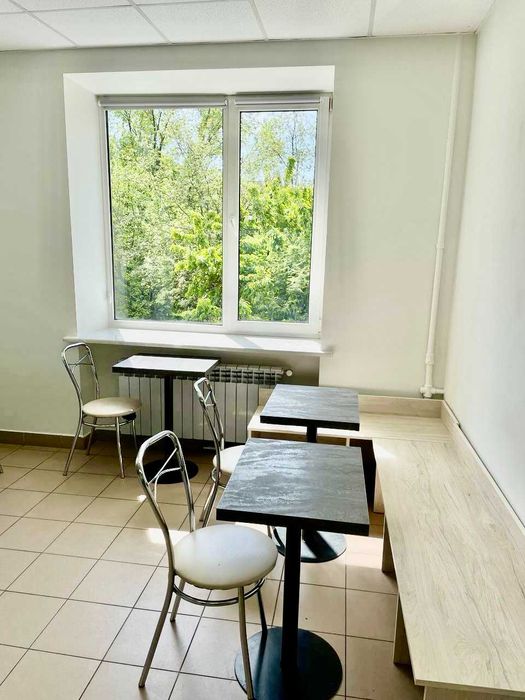 Продаж меблів та обладнання б/у для кав'ярні.