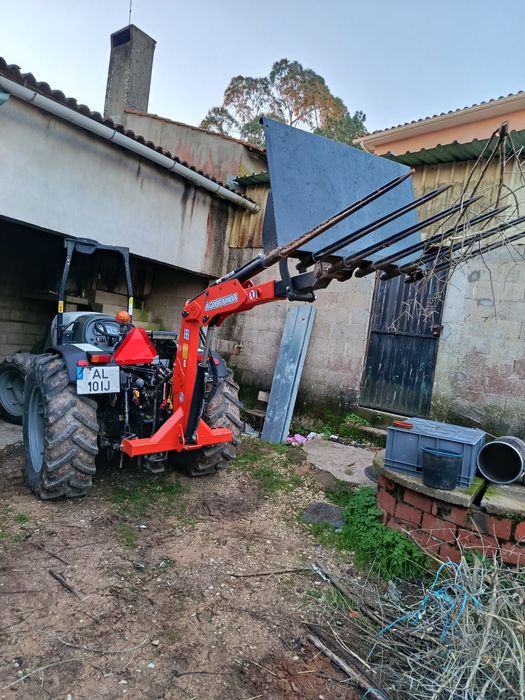 Vendo carregador traseiro para trator