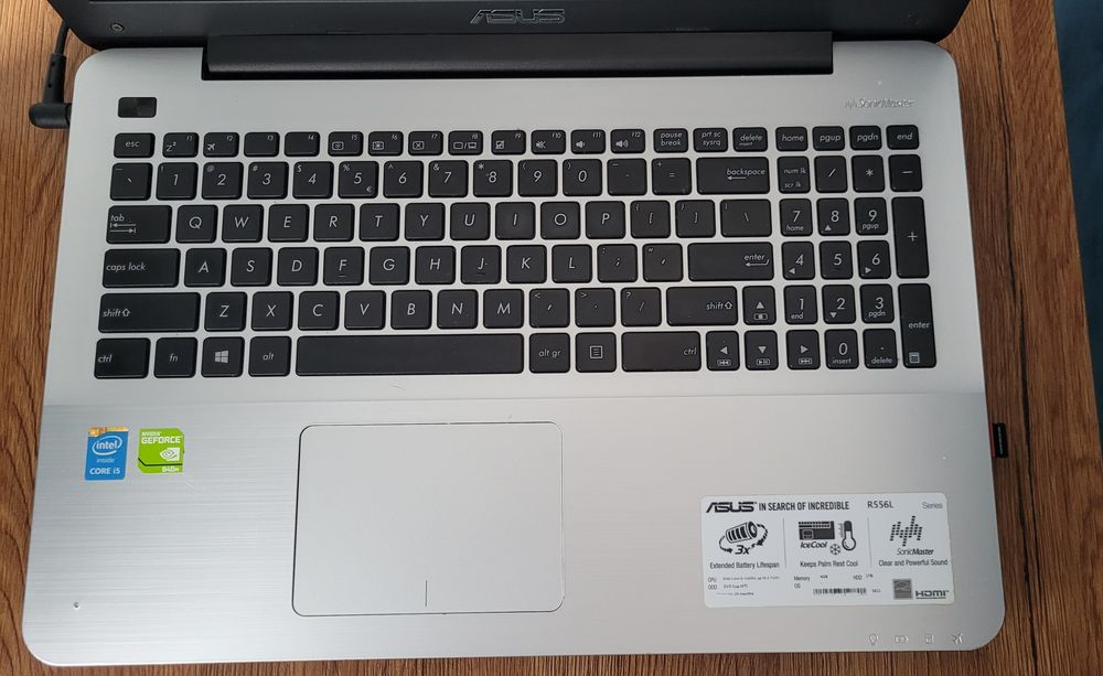 Laptop Asus R556L bez dysku częściowo uszkodzona klawiatura