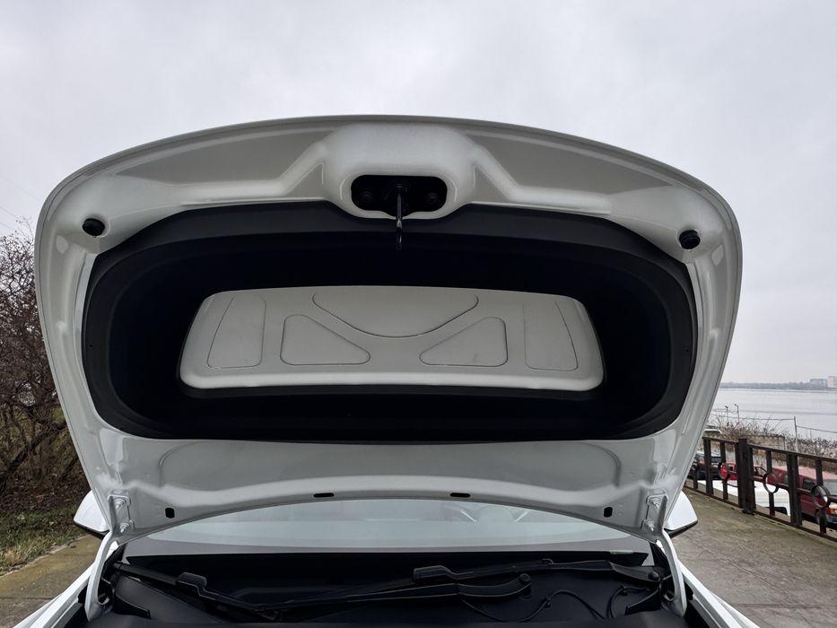 Tesla y, в гарному стані