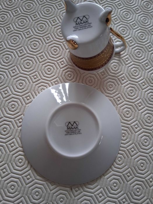 chávena e pires de café em porcelana fina da coleção MAAK Gold