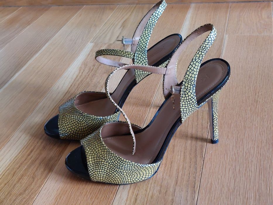 Żółte szpilki Kazar