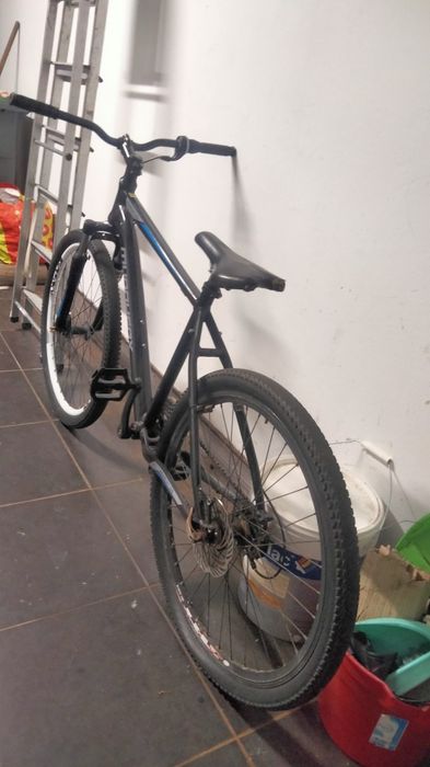 Vendo bike boa para estrada , de terra e bike de grau