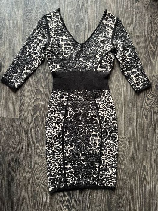 Marciano by Guess sukienka obszyta brokatową nitką z głębokim dekoltem