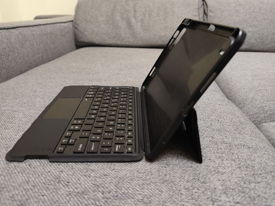 Capa de tablet com teclado