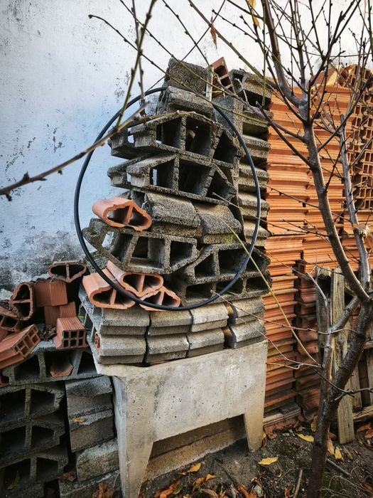 Materiais construção abobadilhas tijolos cerâmicos marmorite telhas