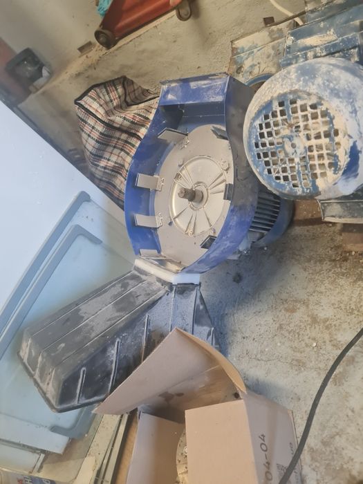 Продам зернодробилку рабочью.