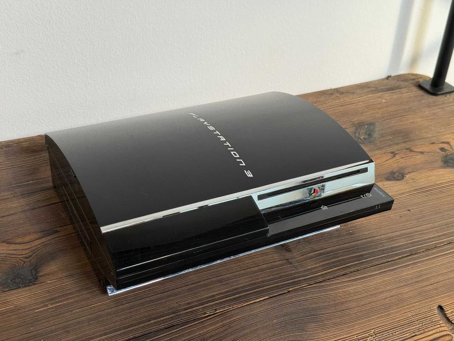 Playstation 3 Fat - model CECHC04 -> możliwość odtwarzania gier z PS1, PS2, PS3.