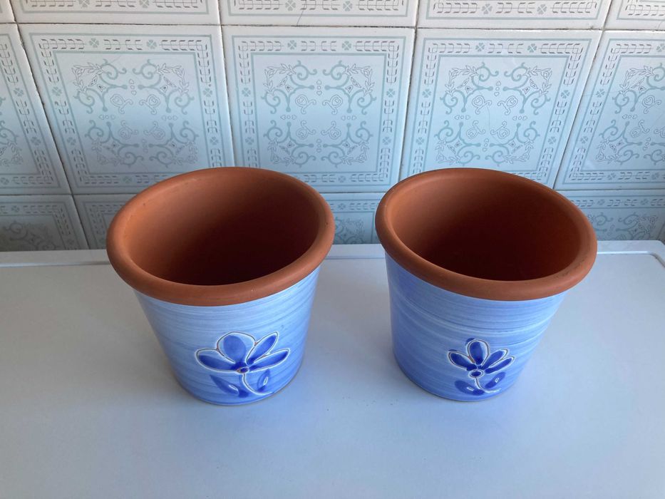 Conjunto de 2 vasos em barro pintado